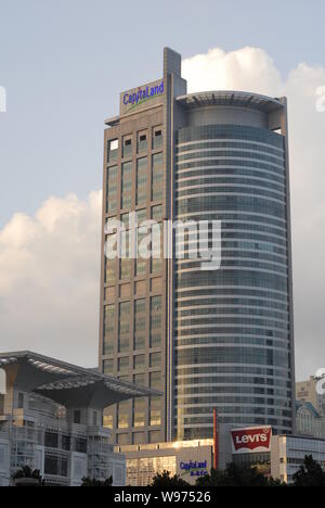 --File--Vista del Raffles City building che è sviluppato da CapitaLand in Cina a Shanghai, 21 agosto 2010. CapitaLand Cina, un affiliato di Si Foto Stock