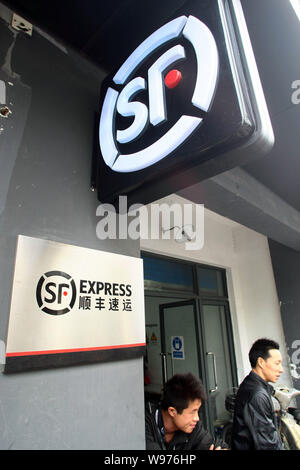 --File--personale cinese sono visto presso una filiale di S.F. Express in Cina a Shanghai, 10 ottobre 2011. Chinas 35.000 express consegna le aziende possono spedire p Foto Stock