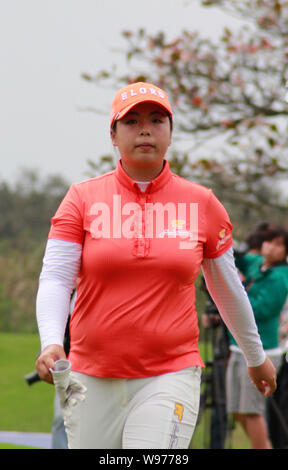 --File--cinese giocatore di golf Feng Shanshan è raffigurato durante il primo mondo Ladies campionato nel centro della città di Haikou, sud Chinas Hainan provincia, 2 Marzo 2 Foto Stock