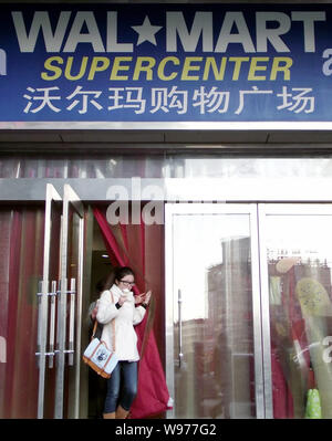 --FILE--i clienti cinesi di lasciare un Wal-Mart Supercenter nella città di Nanjing East Chinas provincia dello Jiangsu, 11 novembre 2012. Walmart piani per espandere anti Foto Stock