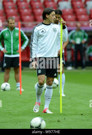 Il calciatore Mesut Oezil, anteriore e i suoi compagni di squadra di Germania esercizio a una sessione di formazione per i loro semifinale partita contro l'Italia durante la UEFA Eur Foto Stock