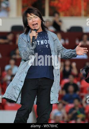 Cantante Taiwanese Wubai esegue durante una Rock Record trentesimo anniversario festeggiato in concerto in Hangzhou, est Chinas nella provincia di Zhejiang, 21 luglio 2012. Foto Stock