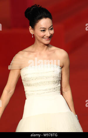 Hong Kong attrice Kara Hui pone sul tappeto rosso prima della cerimonia di chiusura del festival cinematografico internazionale di Shanghai a Shanghai Grand Theatre Foto Stock