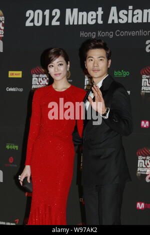 Sud attrice coreana Kim Hyo-Jin, sinistra, e l'attore Kang-woo Kim pone sul tappeto rosso che arrivano per il 2012 Mnet Asian Music Awards Ceremony in Foto Stock