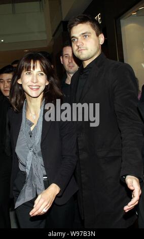 L'attrice francese Sophie Marceau (sinistra) partecipa alla cerimonia di apertura per la gioielleria boutique di Chaumet al Grand Gateway Shanghai, Cina, 30 novembre Foto Stock