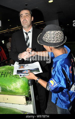 Calcio argentino coach Sergio Batista, a sinistra le indicazioni per una ventola dopo il suo arrivo presso l'Aeroporto Internazionale di Shanghai Pudong di Shanghai, Cina, 25 maggio 20 Foto Stock