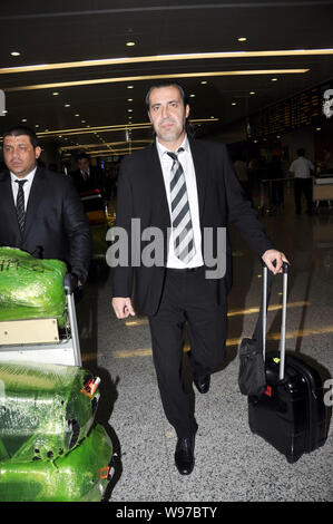 Calcio argentino coach Sergio Batista arriva presso l'Aeroporto Internazionale di Shanghai Pudong di Shanghai, in Cina, il 25 maggio 2012. Calcio argentino coach S Foto Stock