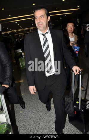 Calcio argentino coach Sergio Batista arriva presso l'Aeroporto Internazionale di Shanghai Pudong di Shanghai, in Cina, il 25 maggio 2012. Calcio argentino coach S Foto Stock