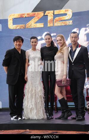 (Da sinistra) Hong Kong kungfu superstar Jackie Chan, attrici cinesi Yao Xingtong e Zhang Lanxin, attrice francese Laura Weissbecker e cinese acto Foto Stock