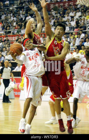 Stella NBA Allen Iverson di noi Pro-ball leggenda, anteriore sinistra, sfide Wu Ke di Shandong Lions in una amichevole partita di basket durante la US Pro-ball Foto Stock