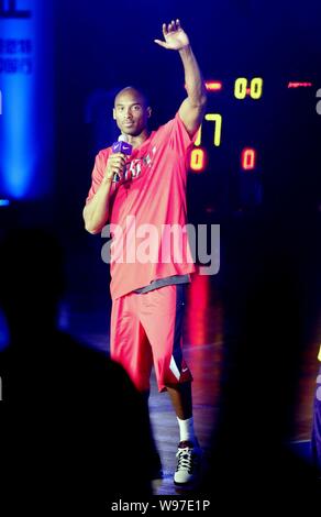 La superstar NBA Kobe Bryant onde ai tifosi durante il suo tour in Cina di Jinan City East Chinas provincia di Shandong, 15 agosto 2012. Foto Stock