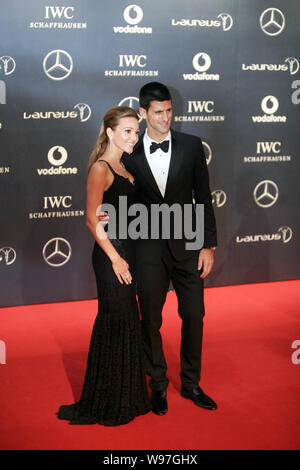 Il serbo la stella del tennis Novak Djokovic e la sua fidanzata Jelena Ristic arrivare sul tappeto rosso per il Laureus World Sports Awards 2012 a Londra, UK, 6 Foto Stock