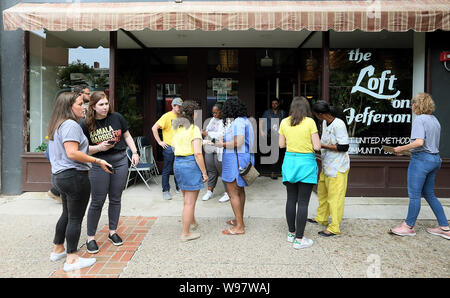 Burlington, Iowa, USA. 12 Ago, 2019. I volontari di parlare con i residenti locali circa caucusing per Kamala Harris afer la Sanità Tavola Rotonda presso il loft al primo Regno Chiesa Metodista di Burlington Lunedì, 12 agosto 2019. Credito: Kevin E. Schmidt/Quad-City volte/ZUMA filo/Alamy Live News Foto Stock