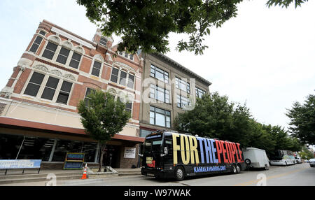 Burlington, Iowa, USA. 12 Ago, 2019. Il Kamala Harris bus' ''per il popolo " bus fuori dalla sanità Tavola Rotonda presso il loft al primo Regno Chiesa Metodista di Burlington Lunedì, 12 agosto 2019. Credito: Kevin E. Schmidt/Quad-City volte/ZUMA filo/Alamy Live News Foto Stock