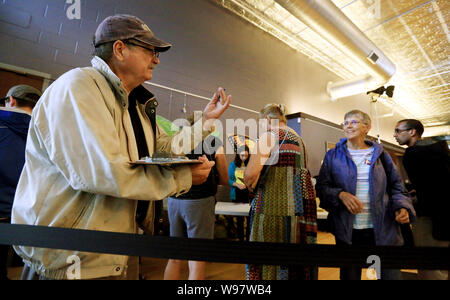 Burlington, Iowa, USA. 12 Ago, 2019. David Scott, gesti di sinistra a sua moglie Angela Korb durante l'accesso all'assistenza sanitaria tavola rotonda con Kamala Harris presso il loft al primo Regno Chiesa Metodista di Burlington Lunedì, 12 agosto 2019. Credito: Kevin E. Schmidt/Quad-City volte/ZUMA filo/Alamy Live News Foto Stock