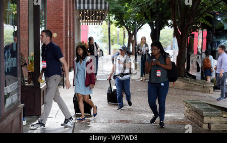 Burlington, Iowa, USA. 12 Ago, 2019. I membri dei media nazionali arrivare per le cure della salute tavola rotonda con Kamala Harris presso il loft al primo Regno Chiesa Metodista di Burlington Lunedì, 12 agosto 2019. Credito: Kevin E. Schmidt/Quad-City volte/ZUMA filo/Alamy Live News Foto Stock