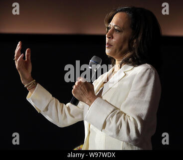 Burlington, Iowa, USA. 12 Ago, 2019. Kamala Harris accoglie favorevolmente i residenti locali per la sua assistenza sanitaria Tavola Rotonda presso il loft al primo Regno Chiesa Metodista di Burlington Lunedì, 12 agosto 2019. Credito: Kevin E. Schmidt/Quad-City volte/ZUMA filo/Alamy Live News Foto Stock