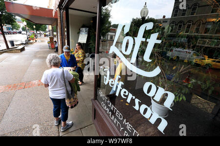 Burlington, Iowa, USA. 12 Ago, 2019. Circa un centinaio di residenti locali hanno partecipato alla cura della salute tavola rotonda con Kamala Harris presso il loft al primo Regno Chiesa Metodista di Burlington Lunedì, 12 agosto 2019. Credito: Kevin E. Schmidt/Quad-City volte/ZUMA filo/Alamy Live News Foto Stock