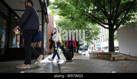 Burlington, Iowa, USA. 12 Ago, 2019. I membri dei media nazionali arrivare per le cure della salute tavola rotonda con Kamala Harris presso il loft al primo Regno Chiesa Metodista di Burlington Lunedì, 12 agosto 2019. Credito: Kevin E. Schmidt/Quad-City volte/ZUMA filo/Alamy Live News Foto Stock