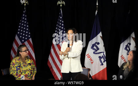 Burlington, Iowa, USA. 12 Ago, 2019. Kamala Harris parla della sua visione di della riforma sanitaria durante le cure della salute Tavola Rotonda presso il loft al primo Regno Chiesa Metodista di Burlington Lunedì, 12 agosto 2019. Credito: Kevin E. Schmidt/Quad-City volte/ZUMA filo/Alamy Live News Foto Stock