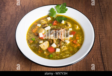 Coriandolo peruviana la zuppa di pollo o Aguadito de Pollo con yukon gold patate sulla pannocchia di mais e la calce e slice Foto Stock
