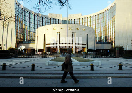 --FILE -- Un locale residenti cinesi passeggiate passato la sede e sede del PBOC (popoli Banca di Cina), porcellane banca centrale, a Pechino, Cina Foto Stock