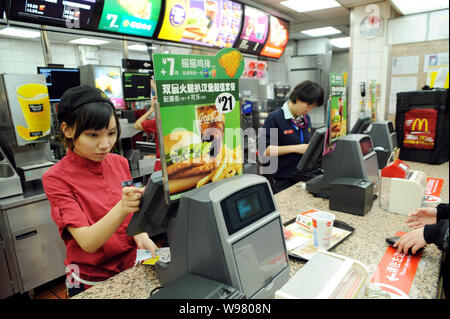 --FILE--personale cinese di ordinare i pasti per i clienti presso un McDonalds un fast food ristorante a Shanghai in Cina, 16 febbraio 2011. McDonalds Corp ha annunciato th Foto Stock