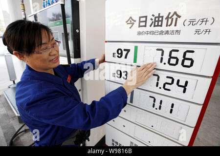 Un lavoratore aggiorna i prezzi del carburante in corrispondenza di una stazione di rifornimento di Sinopec in città Huaibei, est Chinas provincia di Anhui, 9 ottobre 2011. La benzina e il diesel sono i prezzi Foto Stock