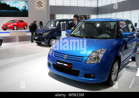 Suzuki automobili sono visibili sul display durante un auto show di Pechino, Cina, 25 aprile 2010. Suzuki Motor Corporation ha detto Giovedi (20 gennaio 2011) essa spera Foto Stock