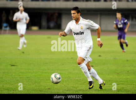 Cristiano Ronaldo del Real Madrid dribbling contro il Tianjin Teda durante un amichevole partita di calcio di Tianjin, Cina, 6 agosto 2011. Real Madrid battere Tia Foto Stock