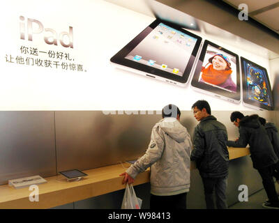 --FILE--agli acquirenti di provare l'iPad tablet pc in un negozio Apple Store in Cina a Shanghai, 2 gennaio 2011. Mele iPad 2 è previsto di andare in vendita su i semiscafi Foto Stock