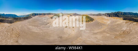 Panoramica ripresa aerea del vulcano Bromo e Batok vulcano al bromo Tengger Semeru Parco nazionale sull'isola di Giava, in Indonesia. Uno dei più Foto Stock