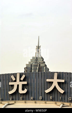 Un cartellone di Cina Everbright Bank (CEB) è raffigurato nella parte anteriore della torre Jinmao di Shanghai, Cina, 16 agosto 2010. Cina Everbright Bank sarà likel Foto Stock