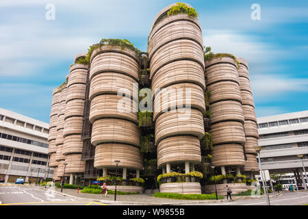 SINGAPORE - Ottobre 24, 2016: moderno edificio architettonico di Nanyang Technological University di Singapore. Paesaggio urbano contemporaneo Foto Stock