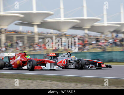 La Scuderia Ferrari Felipe Massa del Brasile, sinistra e McLaren-Mercedes Lewis Hamilton di Bretagna competere in Formula Uno cinese Grand Prix 2011 a t Foto Stock