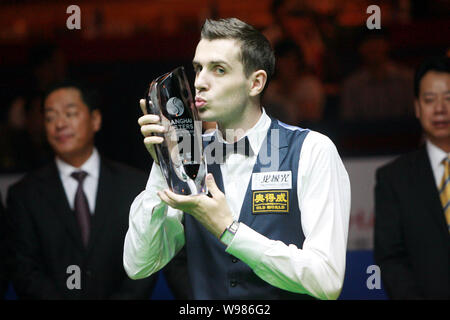 Mark Selby di Inghilterra bacia il suo campione del Trofeo dopo aver sconfitto Mark Williams del Galles nel finale di World Snooker Masters di Shanghai 2011 in Sha Foto Stock