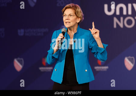 Il senatore Elizabeth Warren, un democratico dal Massachusetts e 2020 candidato presidenziale, parla alla folla durante un evento Foto Stock
