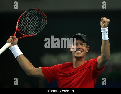 Tomas BERDYCH di Repubblica Ceca celebra dopo la graffatura del punto vincente per battere Marin CILIC della Croazia in loro corrispondenza finale durante il China Open Foto Stock