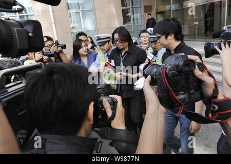 Musicista cinese e porcellane Got Talent giudice Gao Xiaosong, medio, passeggiate fuori da una stazione di polizia quando è affollata dai giornalisti a Pechino, Cina Foto Stock