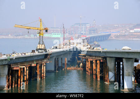 --FILE -- Il golfo di Qingdao Bridge, noto anche come Qingdao Bay Bridge o Qingdao Haiwan Bridge, è in costruzione nella città di Qingdao, est Chinas Foto Stock