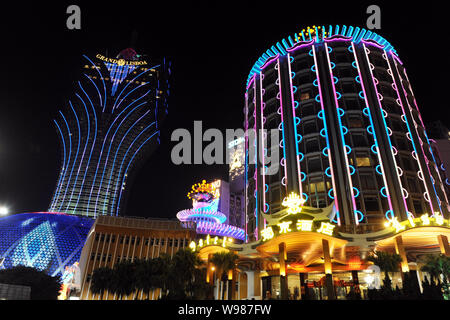 --FILE--vista notturna di Lisboa e Grand Lisboa casinò e hotel a Macau, Cina, 11 novembre 2010. Appena sette anni fa la Cina-somministrato isl Foto Stock