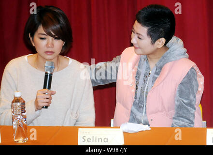 Ella Chen, sinistra e Selina Jen (o Selina Ren) della ragazza Taiwanese gruppo pop S.H.E partecipare ad una conferenza stampa a Taipei, Taiwan, 19 gennaio 2011. Seli Foto Stock