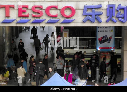 --File--pedoni a piedi passato un supermercato Tesco in Changzhou, est Chinas provincia dello Jiangsu, 12 marzo 2011. Tesco, il supermercato UK gruppo, ha ra Foto Stock