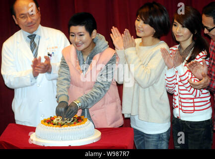 (Dalla seconda a sinistra a destra) Selina Jen (o Selina Ren), Ella Chen, e Hebe Tien della ragazza Taiwanese gruppo pop S.H.E e padre di Selina Jen partecipare Foto Stock