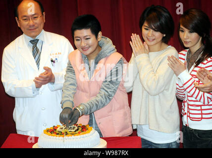 (Dalla seconda a sinistra a destra) Selina Jen (o Selina Ren), Ella Chen, e Hebe Tien della ragazza Taiwanese gruppo pop S.H.E partecipare ad una conferenza stampa a Taipei Foto Stock