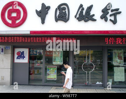 --File--A passeggiate a piedi passato una filiale della Banca di Cina (BOC) in Changzhou, est Chinas provincia dello Jiangsu, 14 agosto 2011. La Bank of China Ltd, uno o Foto Stock