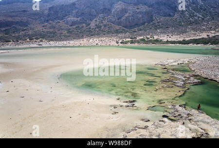 Vista aerea da fuco sulla laguna di Balos con spiaggia sabbiosa. Dimos Kissamou, prefettura di Chania, Creta, Grecia. Foto Stock