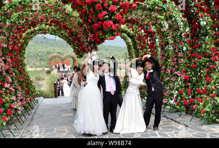 Giovani coppie cinesi sono visti a una cerimonia di nozze a Suzhou City East Chinas provincia dello Jiangsu, 30 ottobre 2010. La ricchezza che esplodono in Cina r Foto Stock