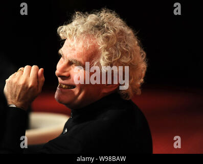 Sir Simon Rattle, direttore principale della Filarmonica di Berlino, partecipa a una conferenza stampa per il concerto di Pechino della Filarmonica di Berlino sulla sua Foto Stock