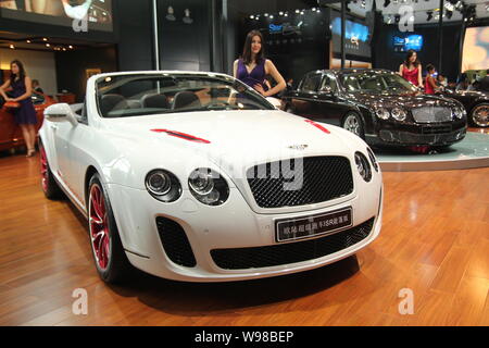 Un modello pone da una Bentley auto durante il nono Cina (Guangzhou) Salone Internazionale dell'Automobile, noto come auto Guangzhou 2011, nella città di Guangzhou, Foto Stock